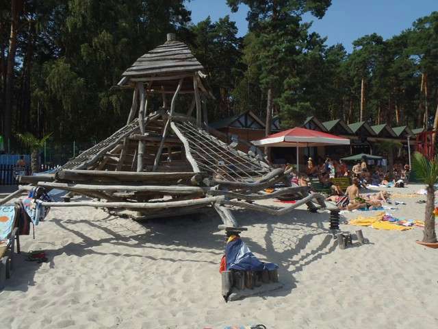 Hlavní pláž ve Starých Splavech nedaleko Chatové osady Čtyřlístek u Máchova jezera